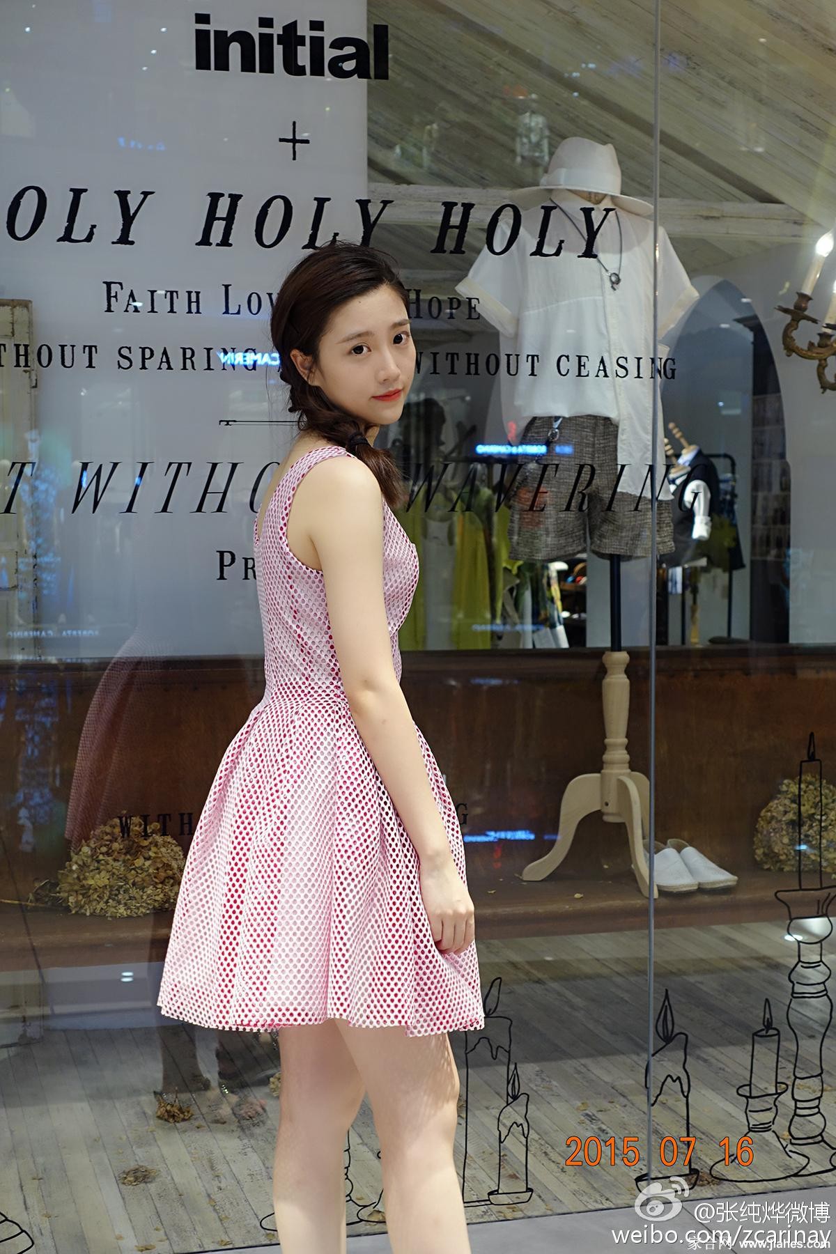 江苏卫视主持人张纯烨清雅写真集 白衫长裙演绎纯澈风韵 光影交错间提裙而立 裙摆微扬宛若仙子翩跹